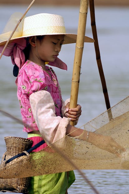 La hermana de He Yue, He Xing, pesca en un pequeño lago del interior de Xishuangbanna. Para que él pueda ir a la escuela, sus padres han decidido sacrificar su educación. "Esperamos que se case con alguien que haya tenido más suerte que nosotros", aseguran sus progenitores.