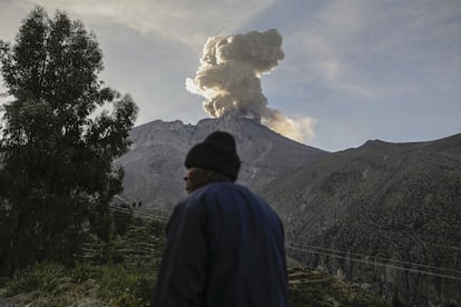 Un hombre frente al volcán Ubinas, en Moquegua (Perú), el 5 de julio.