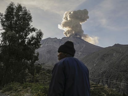 Un hombre frente al volcán Ubinas, en Moquegua (Perú), el 5 de julio.