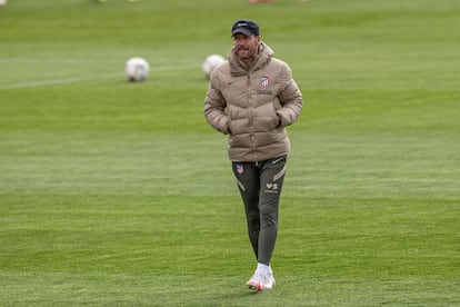 El entrenador del Atlético de Madrid, Diego Pablo Simeone, durante el entrenamiento del pasado jueves. EFE/Rodrigo Jiménez