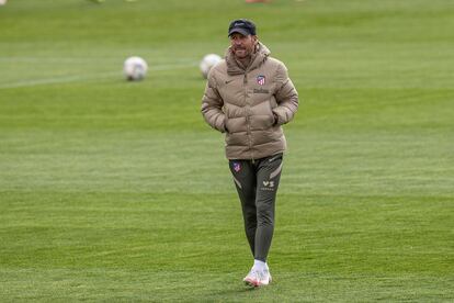 El entrenador del Atlético de Madrid, Diego Pablo Simeone, durante el entrenamiento del pasado jueves. EFE/Rodrigo Jiménez