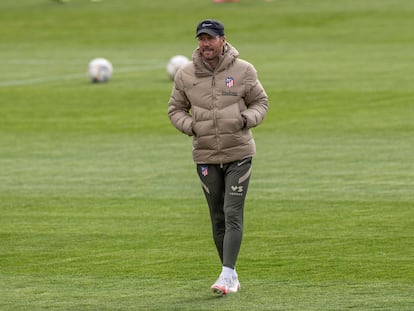 El entrenador del Atlético de Madrid, Diego Pablo Simeone, durante el entrenamiento del pasado jueves. EFE/Rodrigo Jiménez