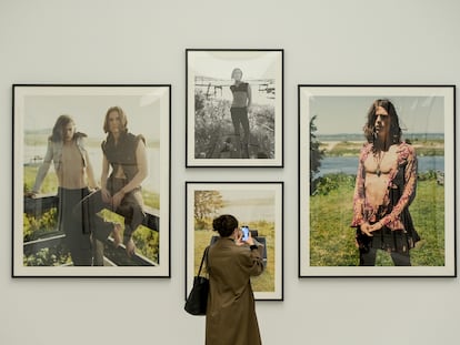 Una mujer hace una foto a las imágenes expuestas en ‘Steven Meisel 1993 A Year in Photographs’, este 18 de noviembre en el muelle de la Batería de A Coruña.