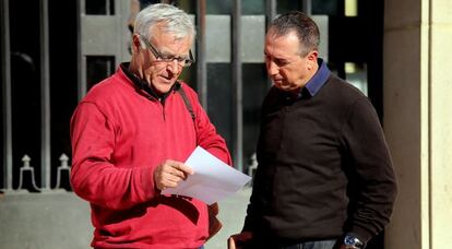 Joan Rib&oacute; y Joan Baldov&iacute;, representantes de Comprom&iacute;s, ante la sede del Consorcio.  