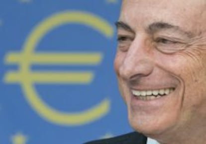 El presidente del Banco Central Europeo (BCE), Mario Draghi, sonr&iacute;e durante una rueda de prensa ofrecida en Fr&aacute;ncfort (Alemania).