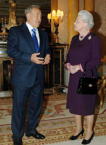 El presidente de Kazajistán, Nursultan Nazarbáyev, con la reina Isabel II en el palacio de Buckingham, el pasado martes.