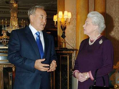 El presidente de Kazajistán, Nursultan Nazarbáyev, con la reina Isabel II en el palacio de Buckingham, el pasado martes.