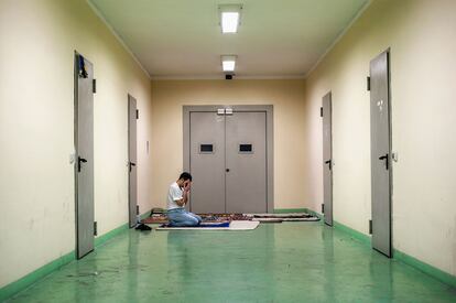 Un inmigrante reza en el centro de identificación y expulsión de Bari-Palese (Apulia, Italia). 