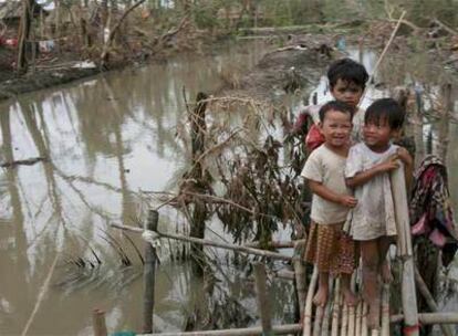 Varios niños, sin casa ni alimentos, en konGhanGone, cerca de Rangún