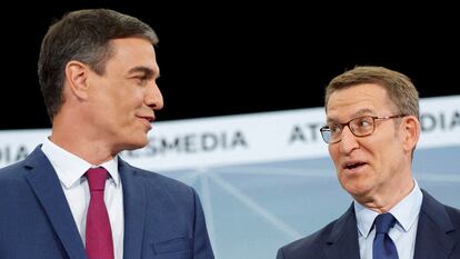 Pedro Sánchez y Alberto Núñez Feijoo hablan antes del debate televisivo que mantuvieron el 10 de julio en Atresmedia.