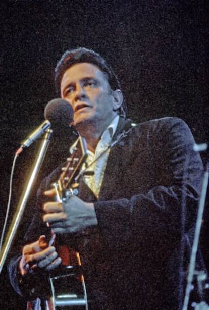 Johnny Cash en 1968 actuando en Rhode Island. Ese mismo año compuso, en un coche, 'He turned the water into wine'.