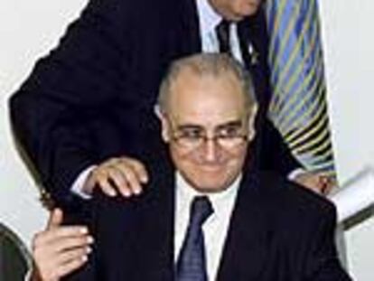 El ministro argentino de Economía, Jorge Lemes Lenicov (sentado), junto al presidente del BID, Enrique Iglesias.