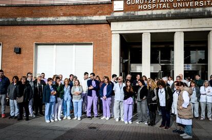 Compañeros de la víctima guardaban silencio este viernes, en la entrada del Hospital de Cruces, en Castro Urdiales. 