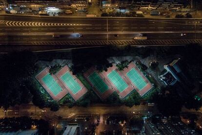 Pistas de tenis en Sham Shui Po, Hong Kong. 12 de julio de 2014.