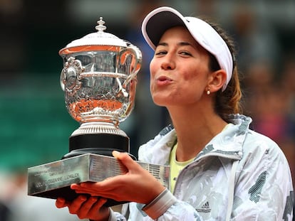 La tenista, Garbiñe Muguruza, besa su trofeo tras ganar Roland Garros.