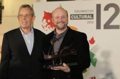 El director de cine argentino Juan José Campanella (d) junto con el embajador de España en Argentina, Rafael Estrella. EFE/archivo