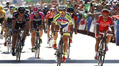 Sagan cruza la meta en M&aacute;laga al frente del pelot&oacute;n