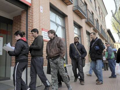 Desempleados en una oficina de Empleo de Madrid.