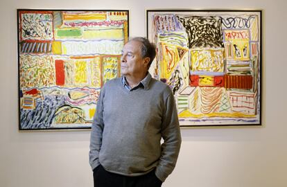 Vicente Verdú ante dos de sus obras en la galería David Bardía en 2016. Los textos que acompañan a los cuadros proceden del volumen Celebración de la pintura (Machado Libros).