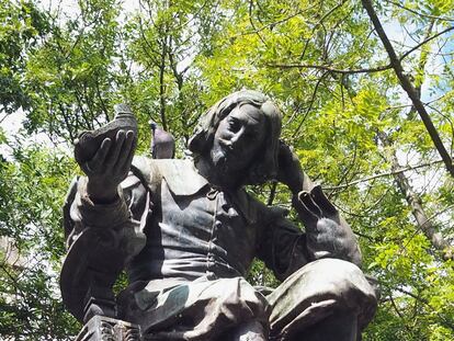 Una estatua de sir Thomas Browne en Norwich (Inglaterra).