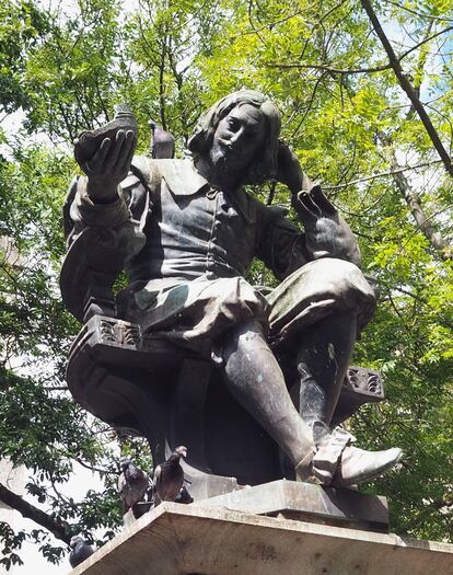 Una estatua de sir Thomas Browne en Norwich (Inglaterra).