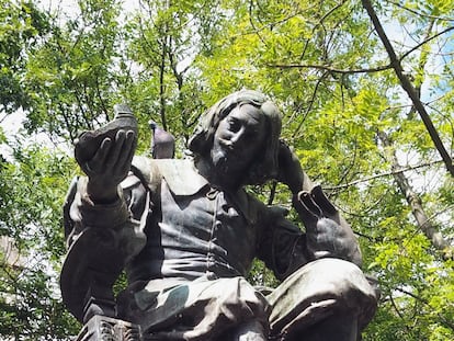 Una estatua de sir Thomas Browne en Norwich (Inglaterra).