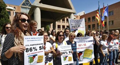 Concentración de padres y madres de Alicante ante la Consejería de Educación a favor de la jornada continua.