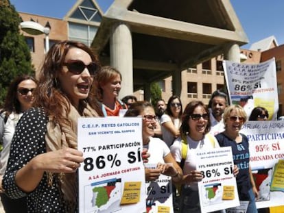 Concentración de padres y madres de Alicante ante la Consejería de Educación a favor de la jornada continua.