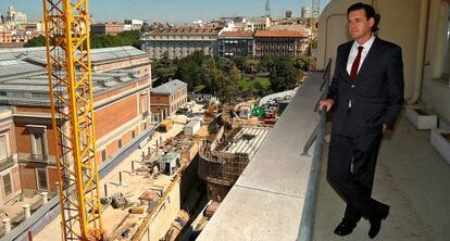 Miguel Zugaza contempla las obras de ampliación del Prado en 2003.