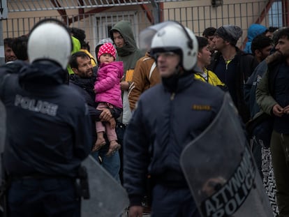 Decenas de migrantes se agolpan ayer en el puerto de Mitilene (Lesbos). ÁLVARO GARCÍA