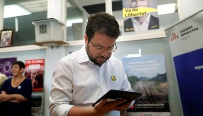 El vicepresidente catalán, Pere Aragonès, vota telemáticamente en las elecciones de la nueva dirección de Esquerra Republicana. 