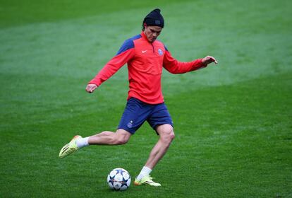 Edinson Cavani durante el entrenamiento de este lunes en Londres.