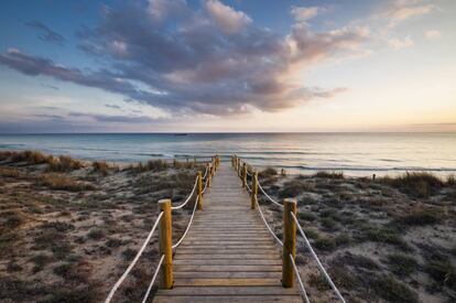 Acceso a la playa de Son Bou, en Menora.