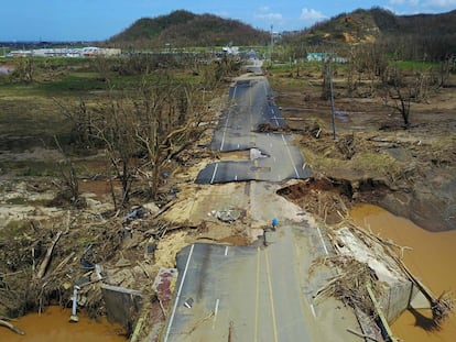 Un hombre monta en bicicleta por una carretera destrozada por el paso del huracán María en San Juan (Puerto Rico), el 24 de septiembre de 2017.