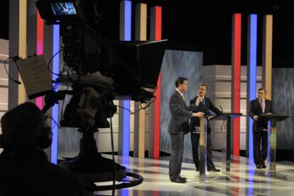 Debate de los candidatos británicos en Manchester. De izquierda a derecha: Clegg, Cameron y Brown.