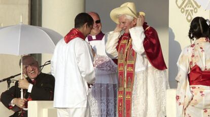 Benedicto XVI se coloca un sombrero de paja en su primer encuentro con los jóvenes a su llegada a Madrid el pasado agosto.