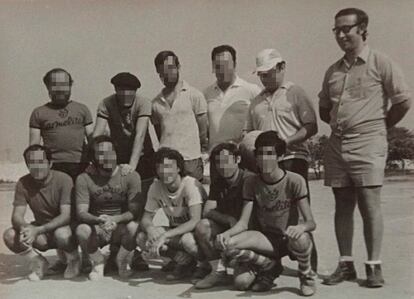 Grupo de profesores del internado de los carmelitas en Vila-real en 1975, con Francisco Armell, acusado de abusos, a la derecha.