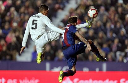 El defensa francés del Real Madrid, Raphael Varane, despeja el balón ante el delantero nigeriano del Levante, Roger Martí Salvador, en el encuentro correspondiente a la jornada 25.