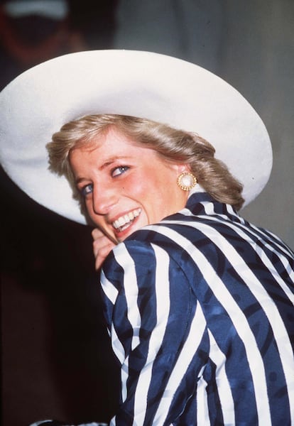 Diana de Gales con una sombrero de Philip Somerville en un viaje a Australia en el año 1988.