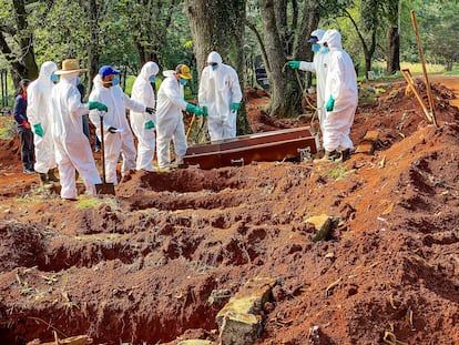 Imagem do Cemitério da Vila Formosa feita em abril deste ano mostra que valas foram abertas rapidamente para dar conta do número de óbitos por coronavírus na cidade.