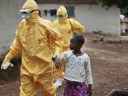 Personal sanitari porta a una ambulància Nowa Paye, de nou anys, sospitosa de tenir ebola, el setembre del 2014 a Libèria.