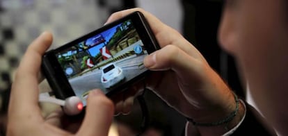 Una persona juega con el nuevo smartphone el L.G. Optimus 3D, un dispositivo en 3d que no necesita gafas, del grupo surcoreano LG.