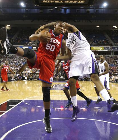 Allen, de los 76ers, coge un rebote frente a Cousin, de los Kings.