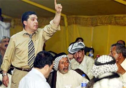 Uno de los representantes de la oposición iraquí interviene en la reunión de ayer en Nasiriya.