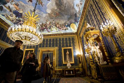 En la Antecámara de Carlos III, cuatro retratos al óleo, obras de Francisco de Goya, decoran sus paredes, donde son representados al Rey Carlos IV y a la Reina María Luisa de Parma.