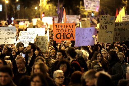 Una mujer sostiene un cartel con la frase "Pelea como una chica" durante la manifestación en Barcelona.