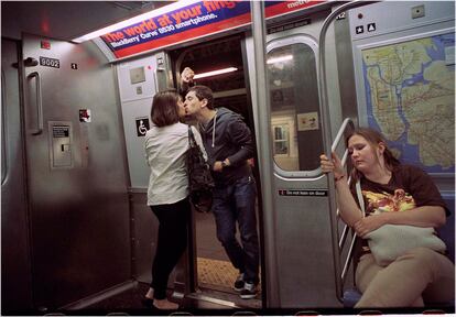 En el metro de Coney Island (2010)

	Si alguien se ha pateado las calles de Nueva York, y capturado su esencia, es Matt Weber. "He vivido aquí toda mi vida, así que soy lo más de Nueva York que puedas esperar", nos explica vía mail este fotógrafo callejero que fue taxista durante 12 años (desde 1978 hasta 1990) y que empezó a disparar con su cámara en 1984. Peleas, amistad, besos a medianoche, robos... Weber lleva tres décadas retratando la vida en las calles de su ciudad, un trabajo que se puede admirar en el documental More than the rainbow, ganador de la última edición del festival de Coney Island.