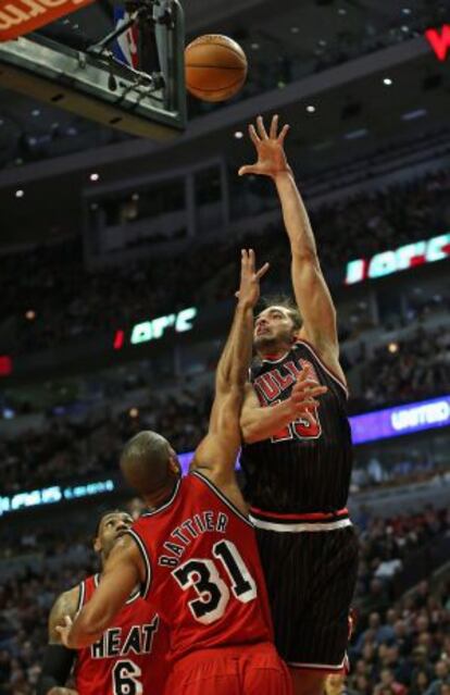 Noah lanza ante Battier.