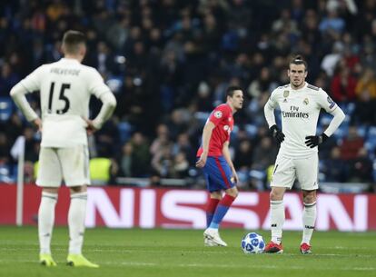 Valverde (a la izquierda) y Gareth Bale tras el tercer gol del CSKA, que cierra el marcador del partido. 