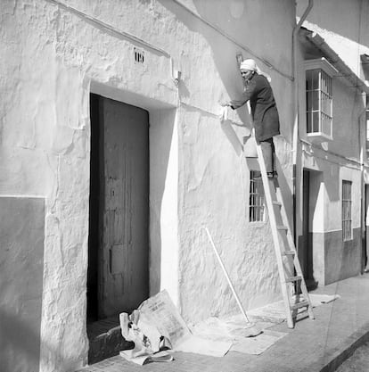 Fernán Núñez (Córdoba), en 1975. Flores logró su titulo de arquitecto en 1958, en Madrid. Se doctoró en 1965, año en el que comenzó a recorre la España rural.